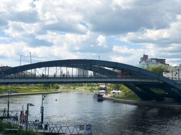 Brücke über den Fluss