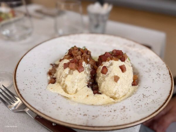 Teller mit Kartoffelklößen mit Sauce