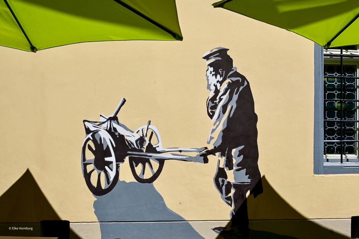 Mural, das einen alten Mann mit Schubkarren zeigt