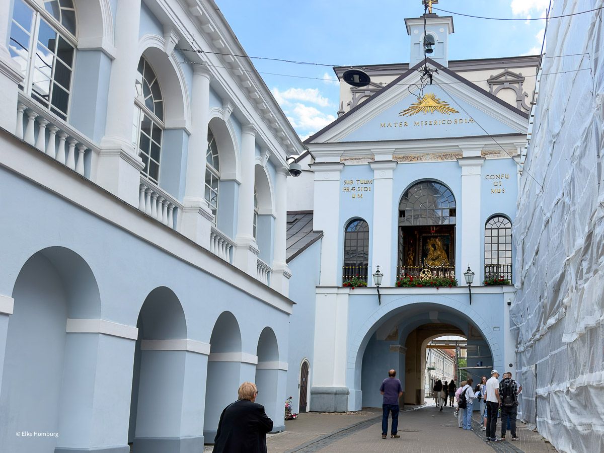 Mater-Misericordia-Kapelle im himmelblauen Stadttor