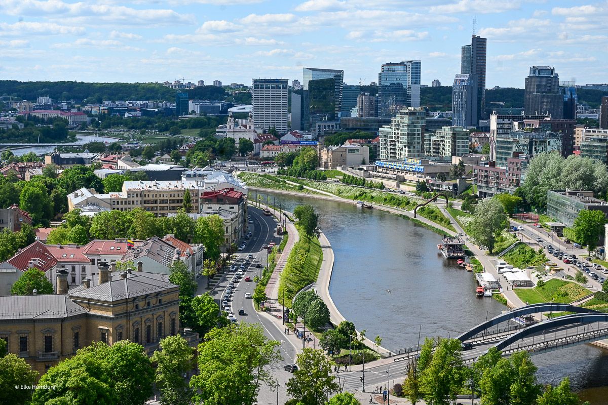 Blick auf die Neustadt von Vilnius mit Fluss und Hochhäusern