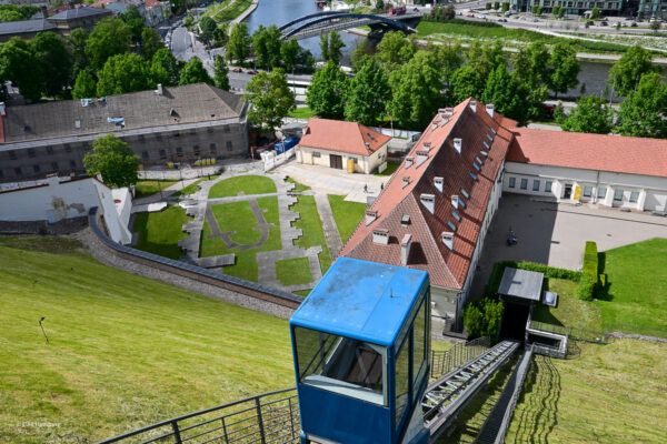 Aufzugkabine in Blau