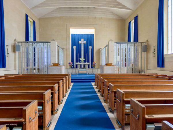 Kirche mit Glas-Ornamenten
