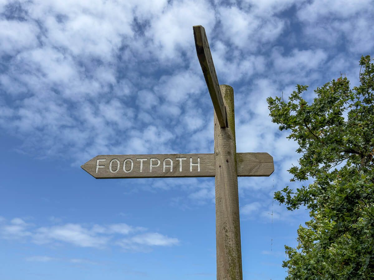 Hinweis auf Wanderpfad