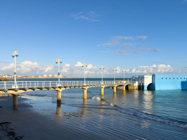 Steg, der zum Schwimmbad führt