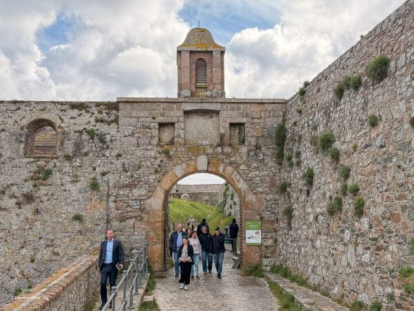 Menschen durchqueren das Tor der Burg