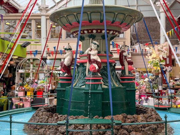 Brunnen mit kitschigen Figuren