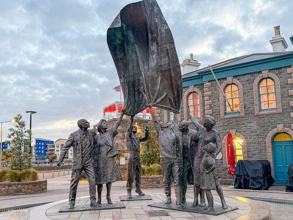 Platz mit einem Denkmal, das den Tag der Befreiung auf Jersey zeigt