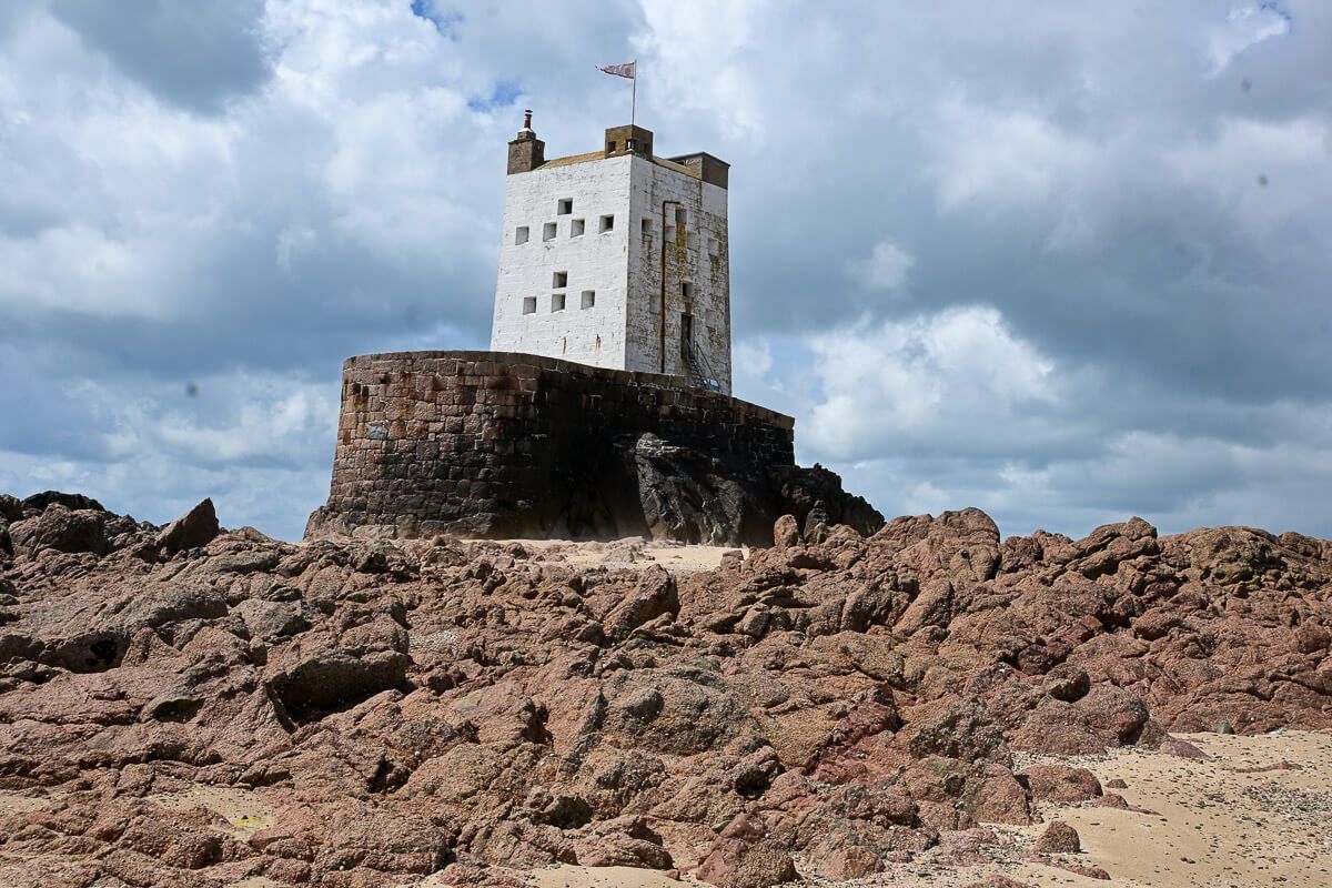 Highlights der Kanalinsel Jersey: Seymour Tower mitten im Felswatt