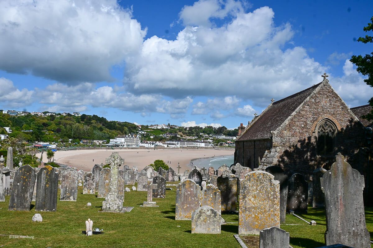 Kapelle und Friedhof mit Blick auf den Strand