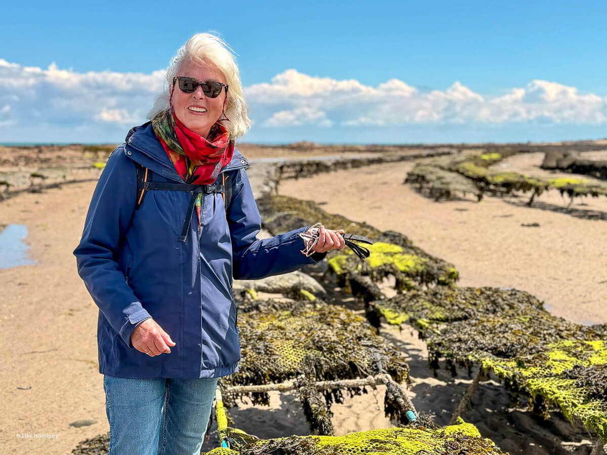 Trudie Trox in einer Austernfarm