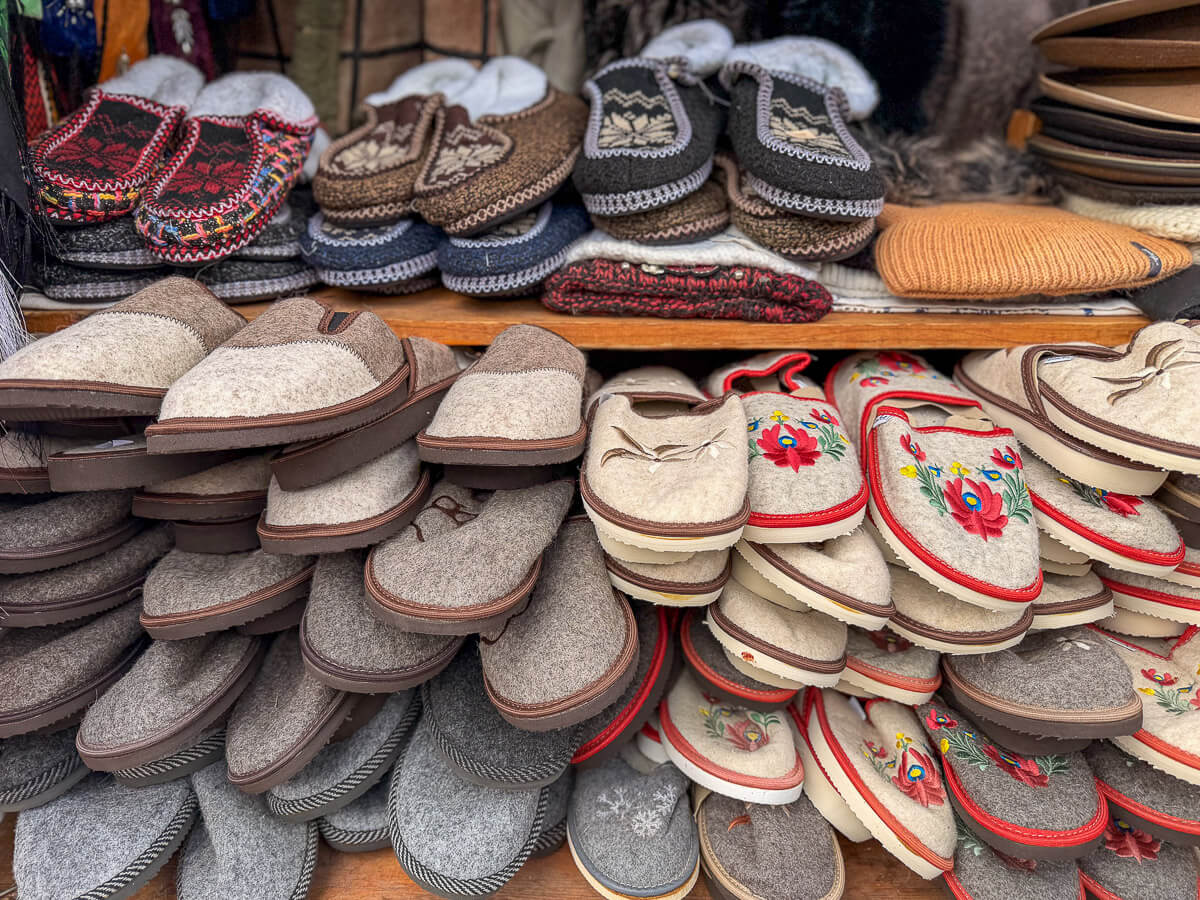 Faszinierende Bilderbibeln: Klöster in der Bukowina 13 Pantoffeln mit traditionellen Stickereien an einem Souvenirstand