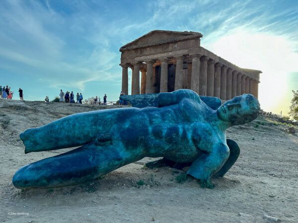 Sehenswürdigkeiten Sizilien: Meine Top 16 auf der Sonneninsel im Mittelmeer 44 Skulptur des gestürzten Ikarus vor einem Tempel