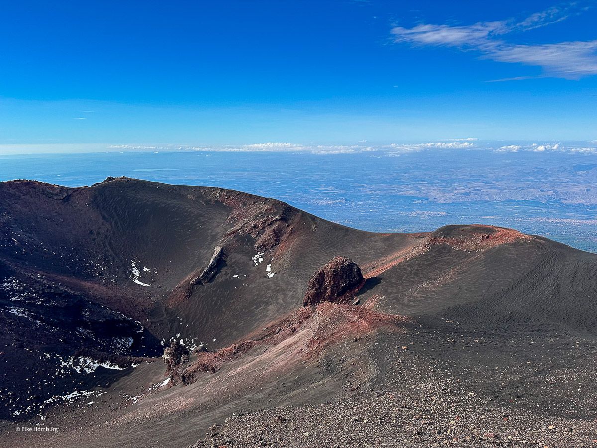 Vulkantour zum Ätna: Blick über einen der Krater bis zum Meer