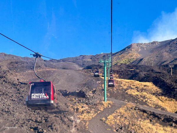 Seilbahn mit mehreren Kabinen in unwirtlicher Landschaft