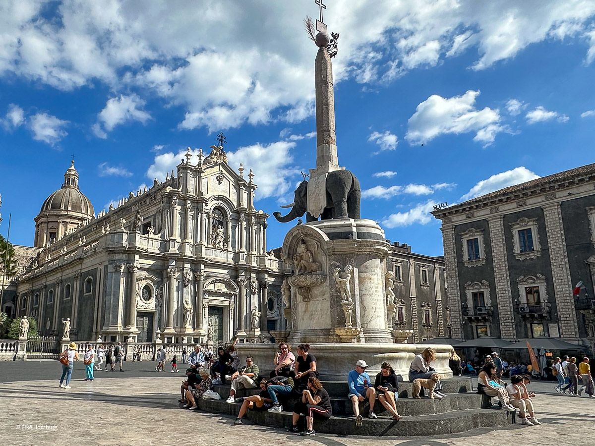 Sehenswürdigkeiten Sizilien: Meine Top 16 auf der Sonneninsel im Mittelmeer 84 Platz mit Brunnen und Elefantenskulptur, dahinter die Kathedrale