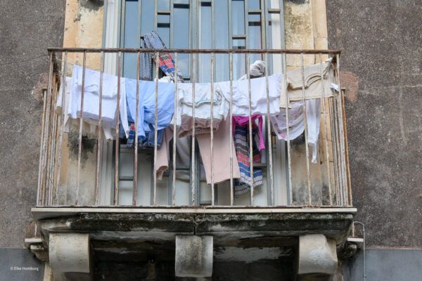 Balkon mit aufgehängter Wäsche