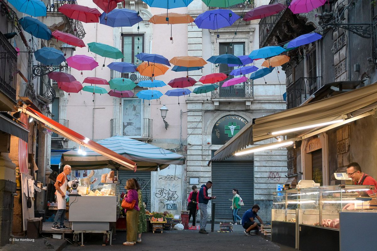 Regenschirmgasse mit Metzger und Käsehändler