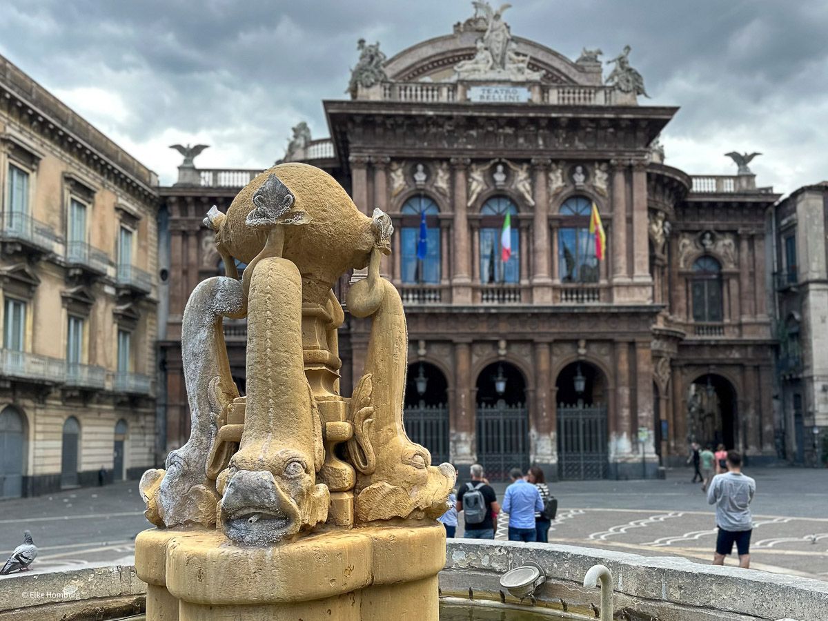 Reisetipps für Catania: Platz mit Brunnen im Vordergrund und Opernhaus im Hintergrund