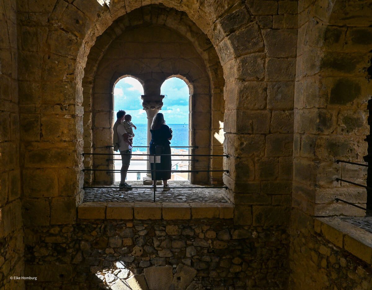 Menschen im Gang, der rund um das Dach der Kathedrale führt