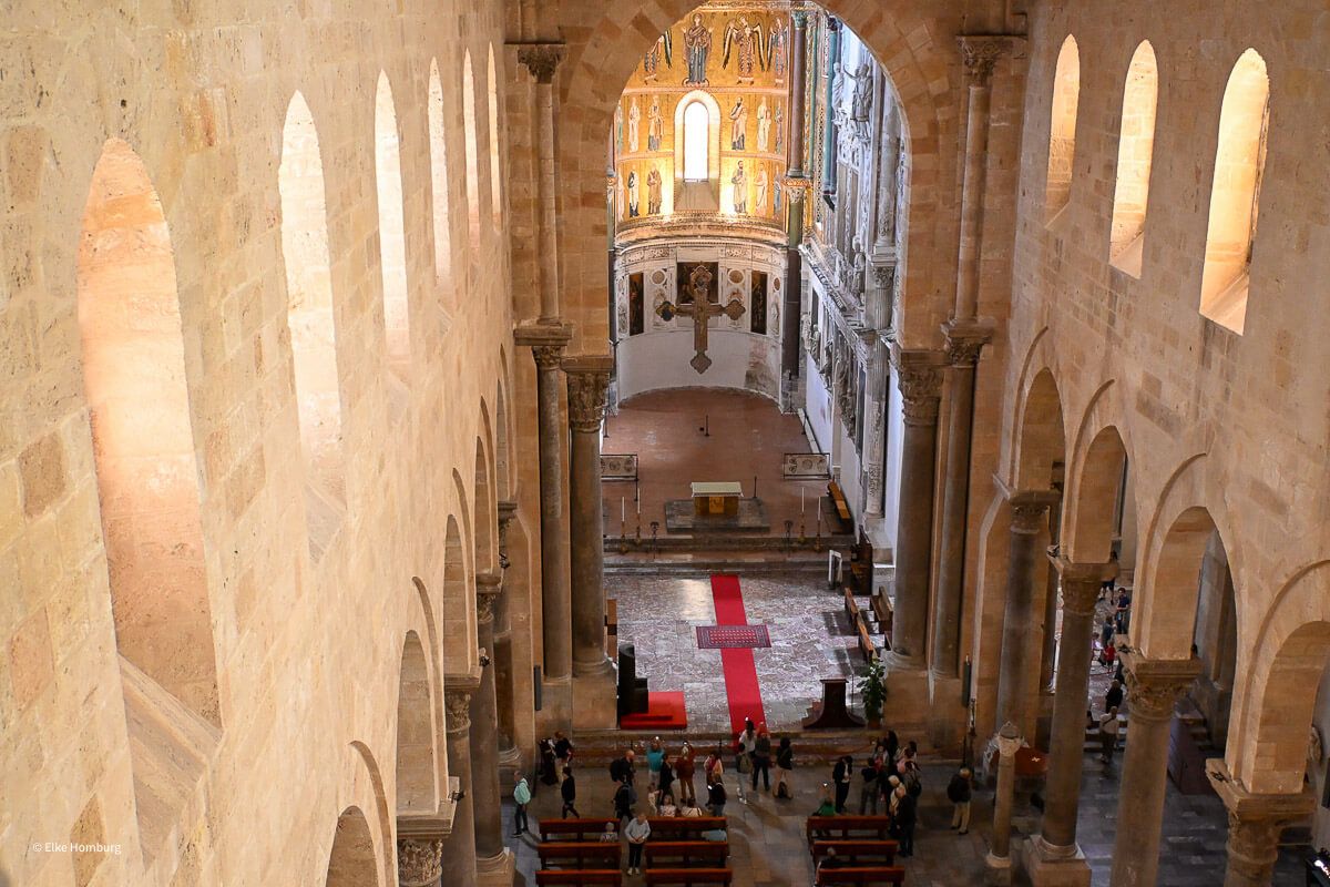 Blick von oben ins Innere der Kirche