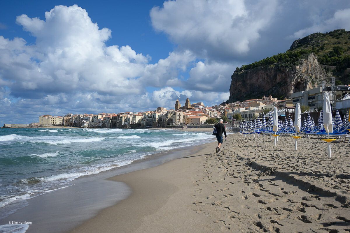 Ausflug nach Cefalu: Strand mit Blick auf die Stadt und die Türme der Kathedrale