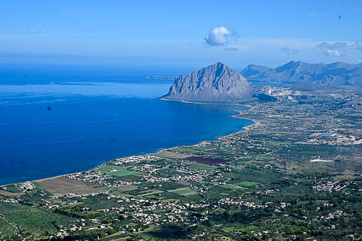Sehenswürdigkeiten Sizilien: Meine Top 16 auf der Sonneninsel im Mittelmeer 29 Blick von oben auf die Küste mit einem markanten Felsen