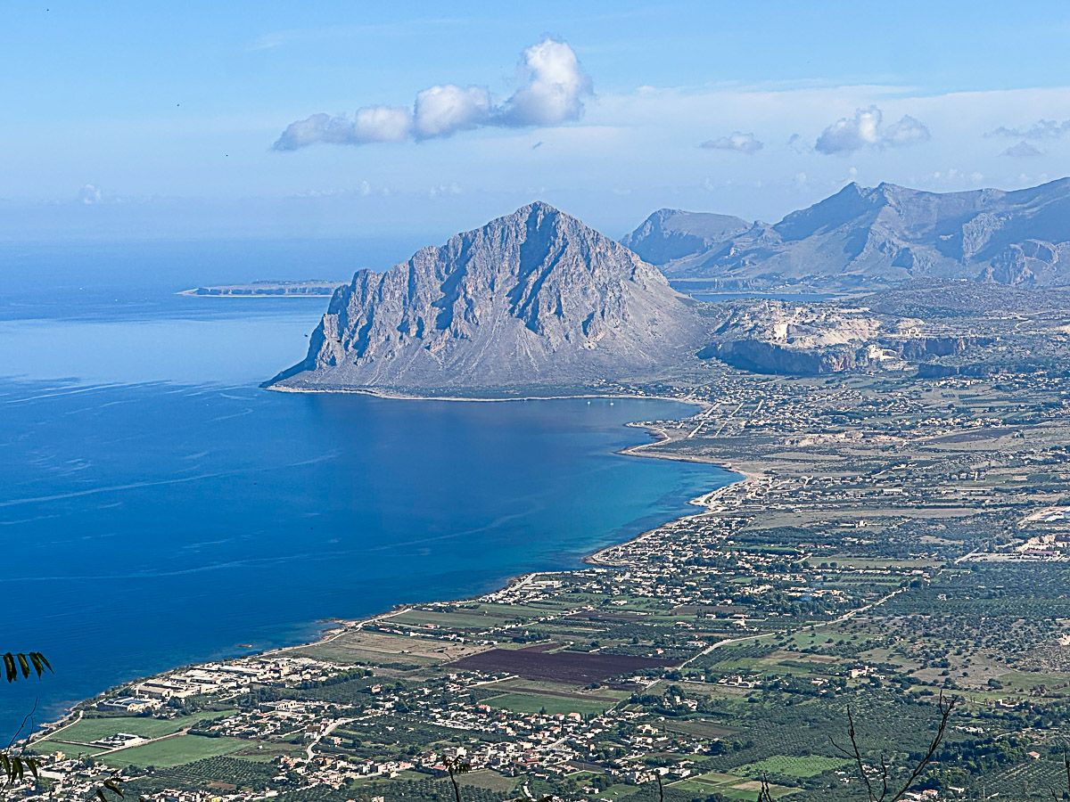 Sehenswürdigkeiten Sizilien: Meine Top 16 auf der Sonneninsel im Mittelmeer 7 Sehenswürdigkeiten Sizilien: Blick von Erice auf ie Küste mit einem markante Felsen