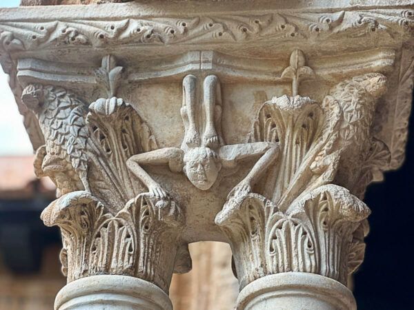 Reliefs, die Kapitelle schmücken