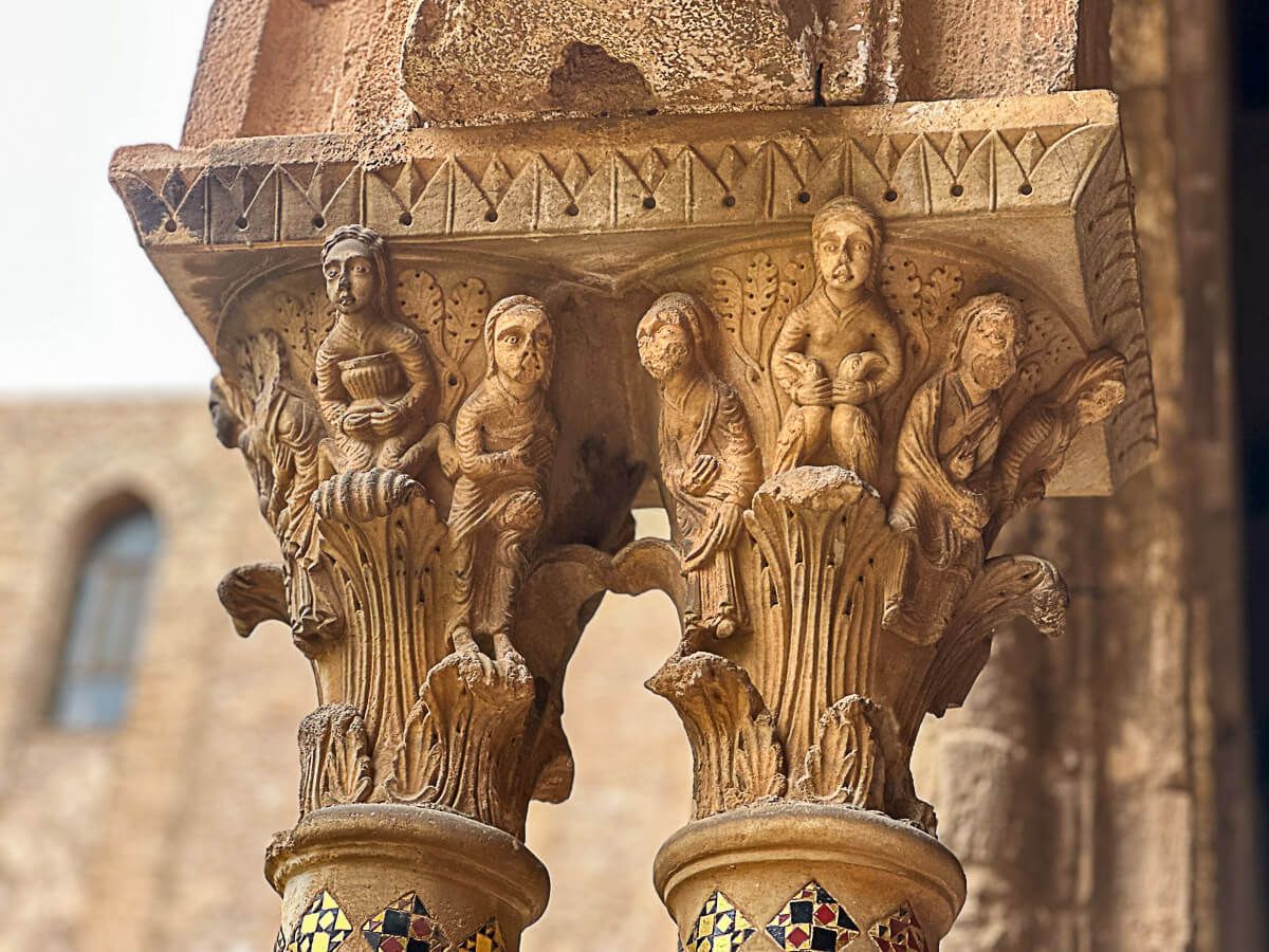 Sehenswürdigkeiten Sizilien: Meine Top 16 auf der Sonneninsel im Mittelmeer 20 Reliefs, die Kapitelle schmücken
