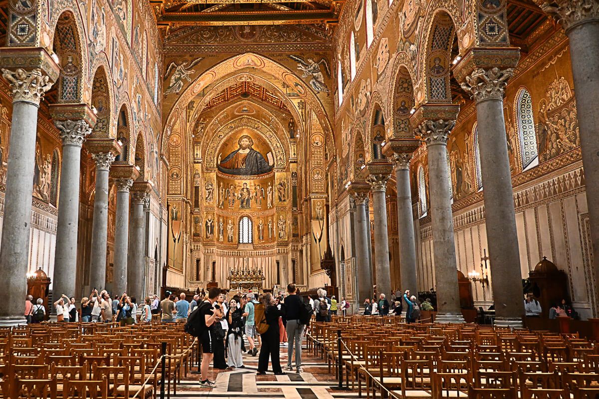 Kathedrale, die ganz mit goldenen Mosaiken ausgekleidet ist
