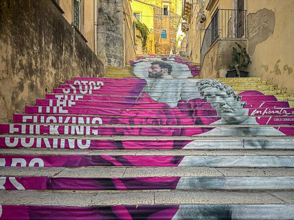 Sehenswürdigkeiten Sizilien: Meine Top 16 auf der Sonneninsel im Mittelmeer 69 Treppengasse als bunten Kunstwerk
