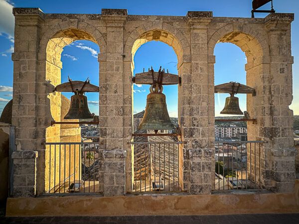 Sehenswürdigkeiten Sizilien: Meine Top 16 auf der Sonneninsel im Mittelmeer 67 Glocken auf dem Dach der Kirche gegenüber des Doms