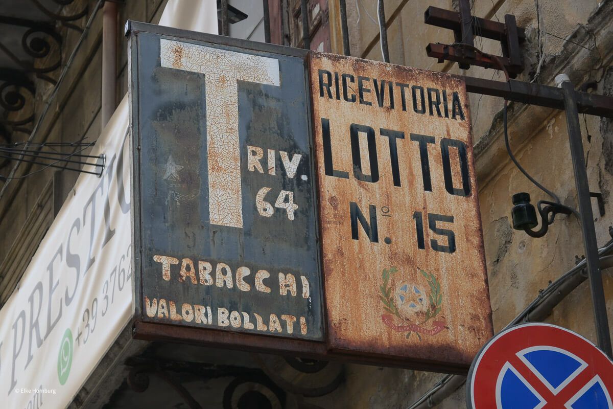 Altes Tabacchi-Schild