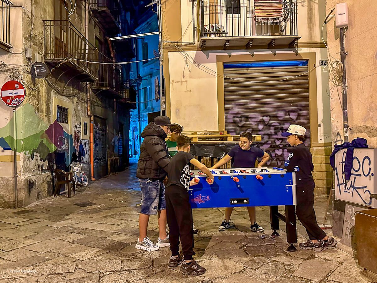 Jungs spielen Kicker auf einem Platz