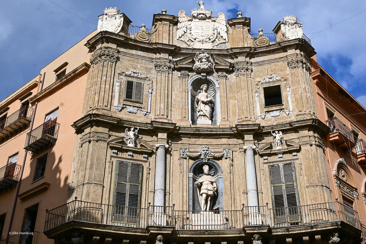 Städtetrip Palermo: ein barockes Gebäude an einer Straßenecke mit Säulen und Figuren in Nischen