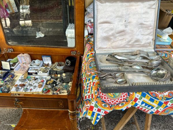 Flohmarktstand mit silbernem Besteck