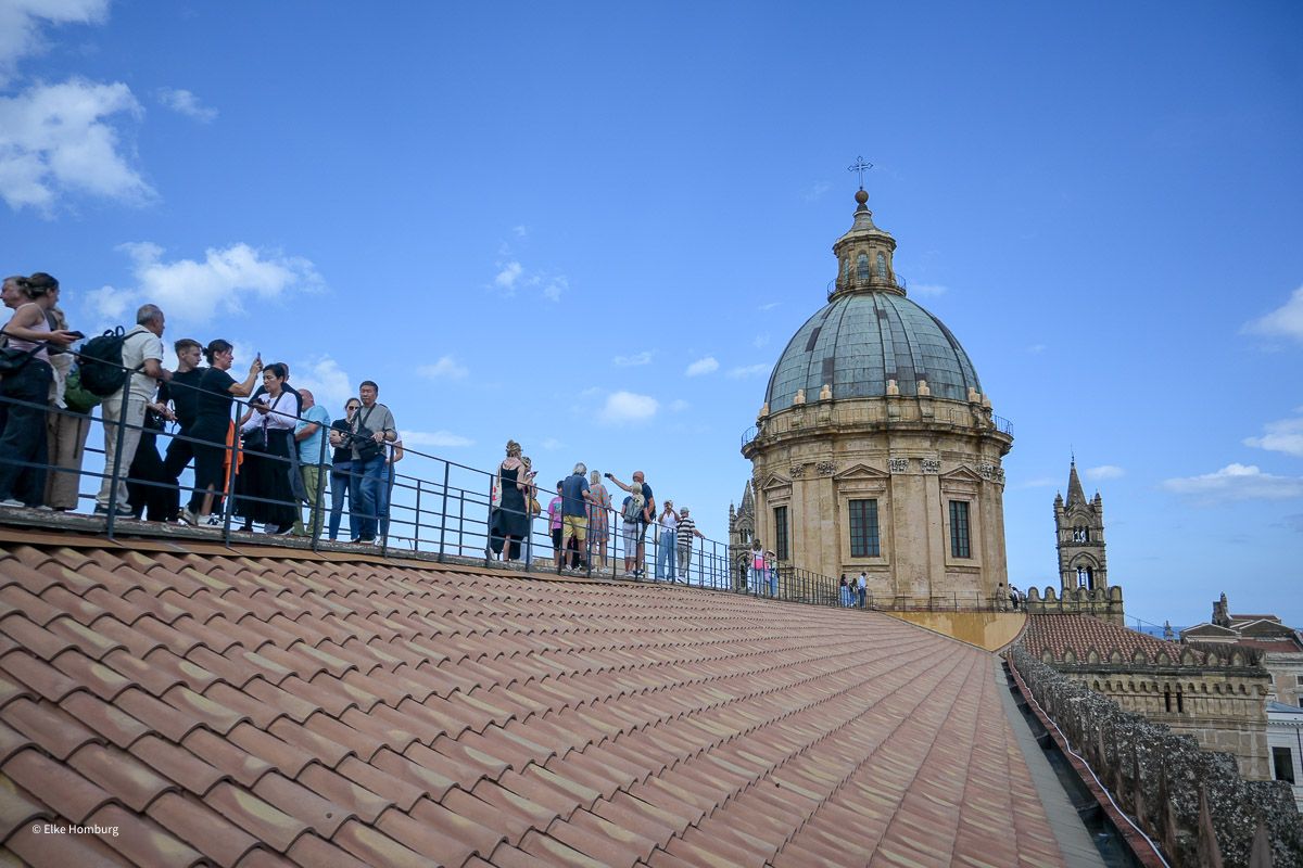 Steg auf dem Dach der Kathedrale, auf dem viele Leute unterwegs sind 