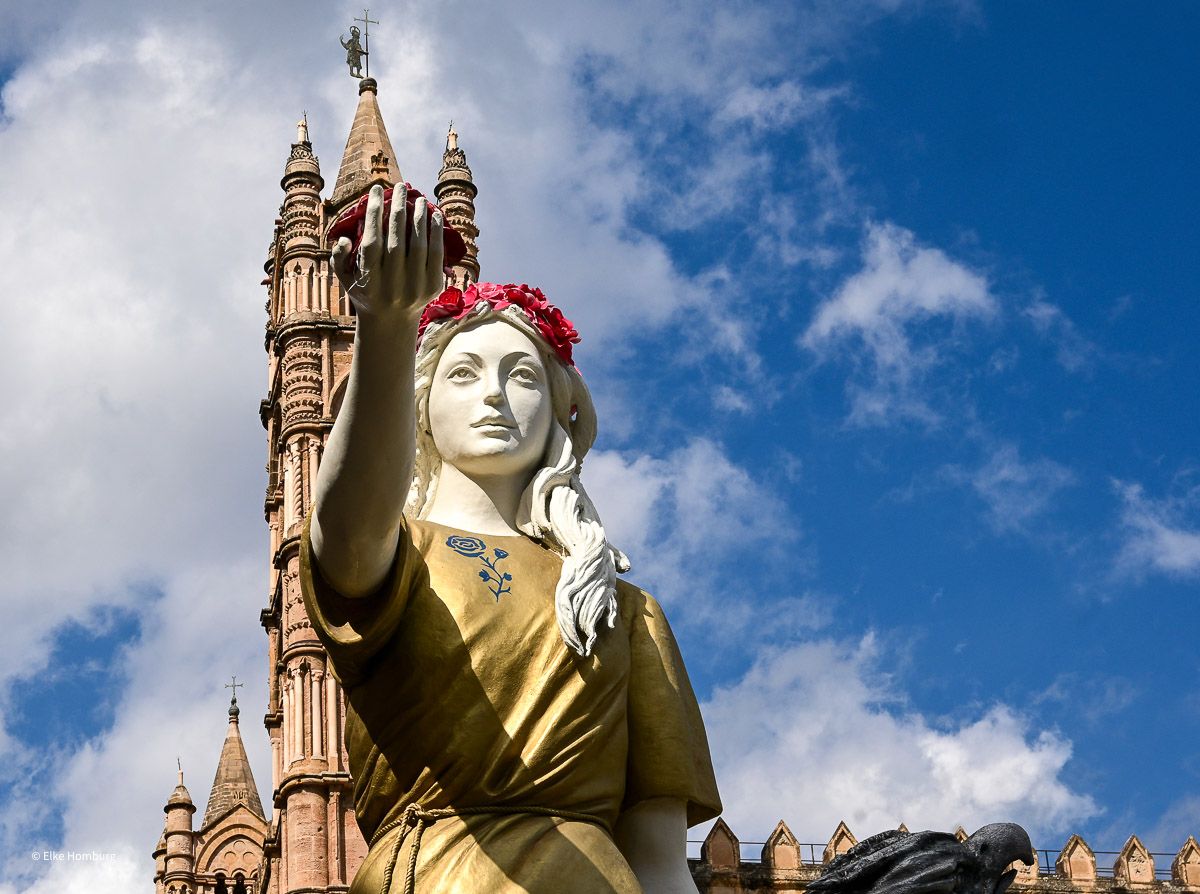 Überlebensgroße Figur der heiligen Rosalia vor der Kathedrale