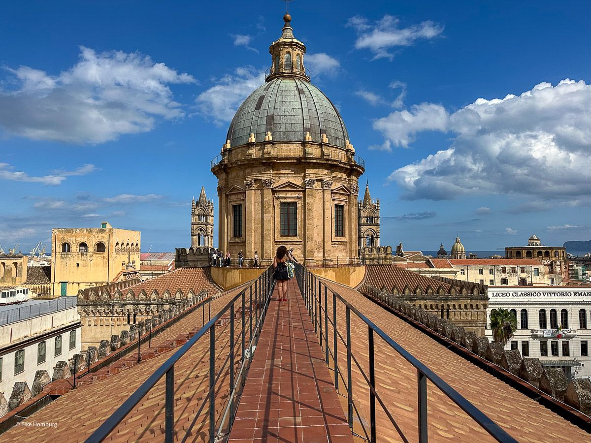 Steg auf dem Dach der Kathedrale, der zur Kuppel führt