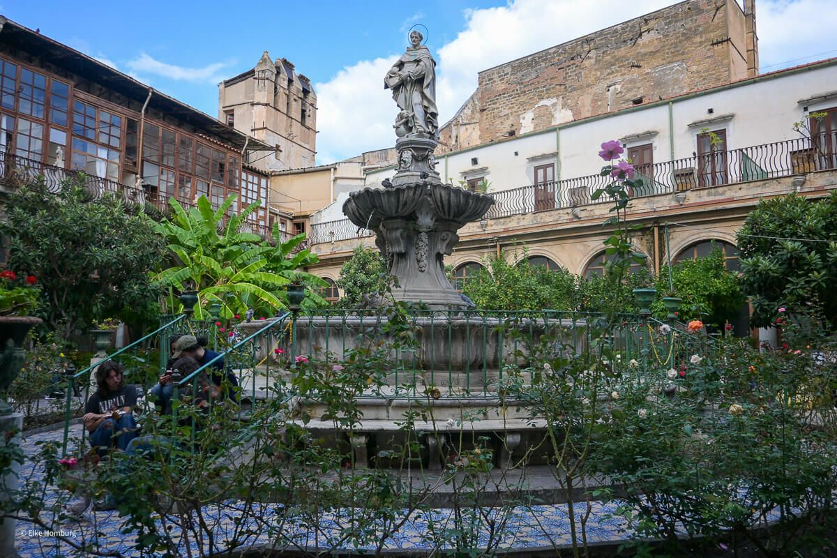 Hof des Klosters mit Brunnen und Pflanzen