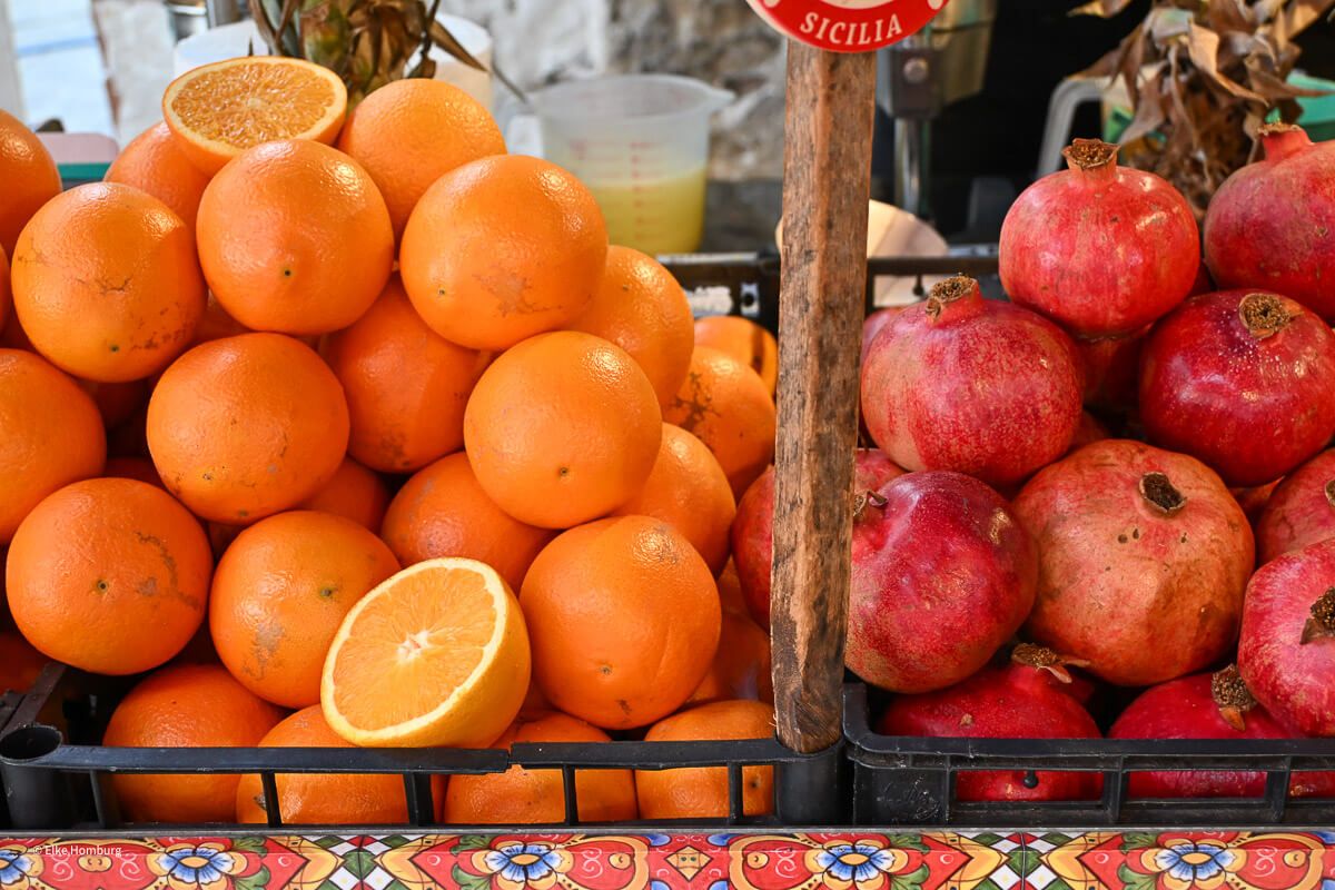 Stand mit Orangen und Granatäpfeln