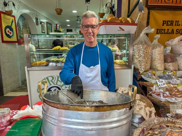 Mann auf dem Markt verkauft Milzbrötchen