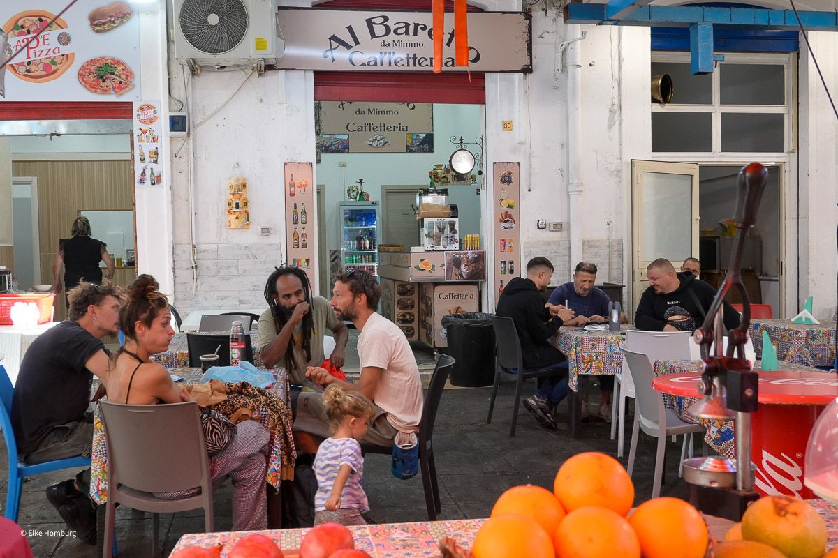 Marktlokal mit besetzten Tischen