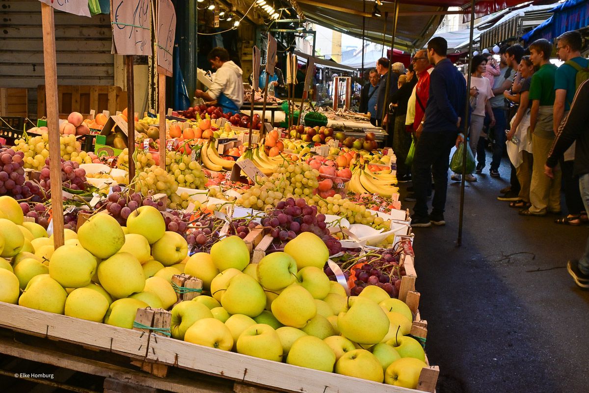 Riesiger Obst-und-Gemüse-Stand AfuG em Markt und viele Kunden davor 