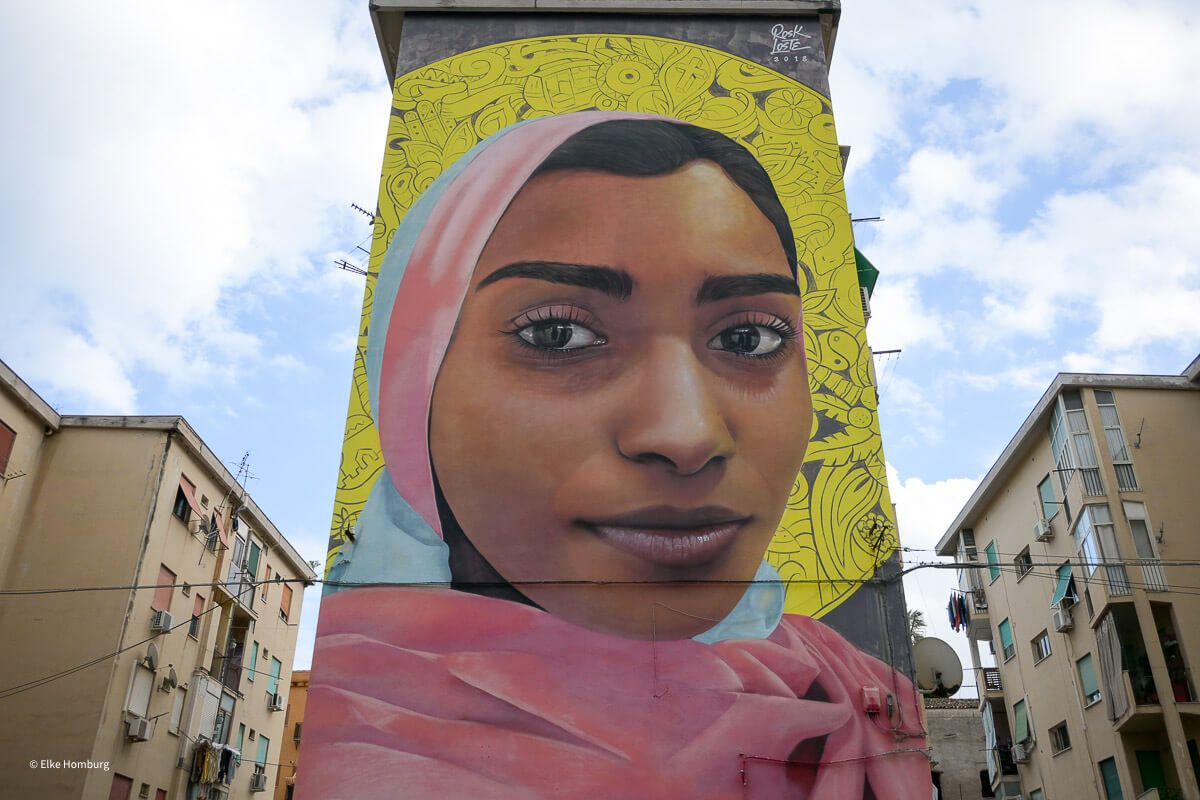 Mural, das ein arabisches Mädchen mit Kopftuch zeigt