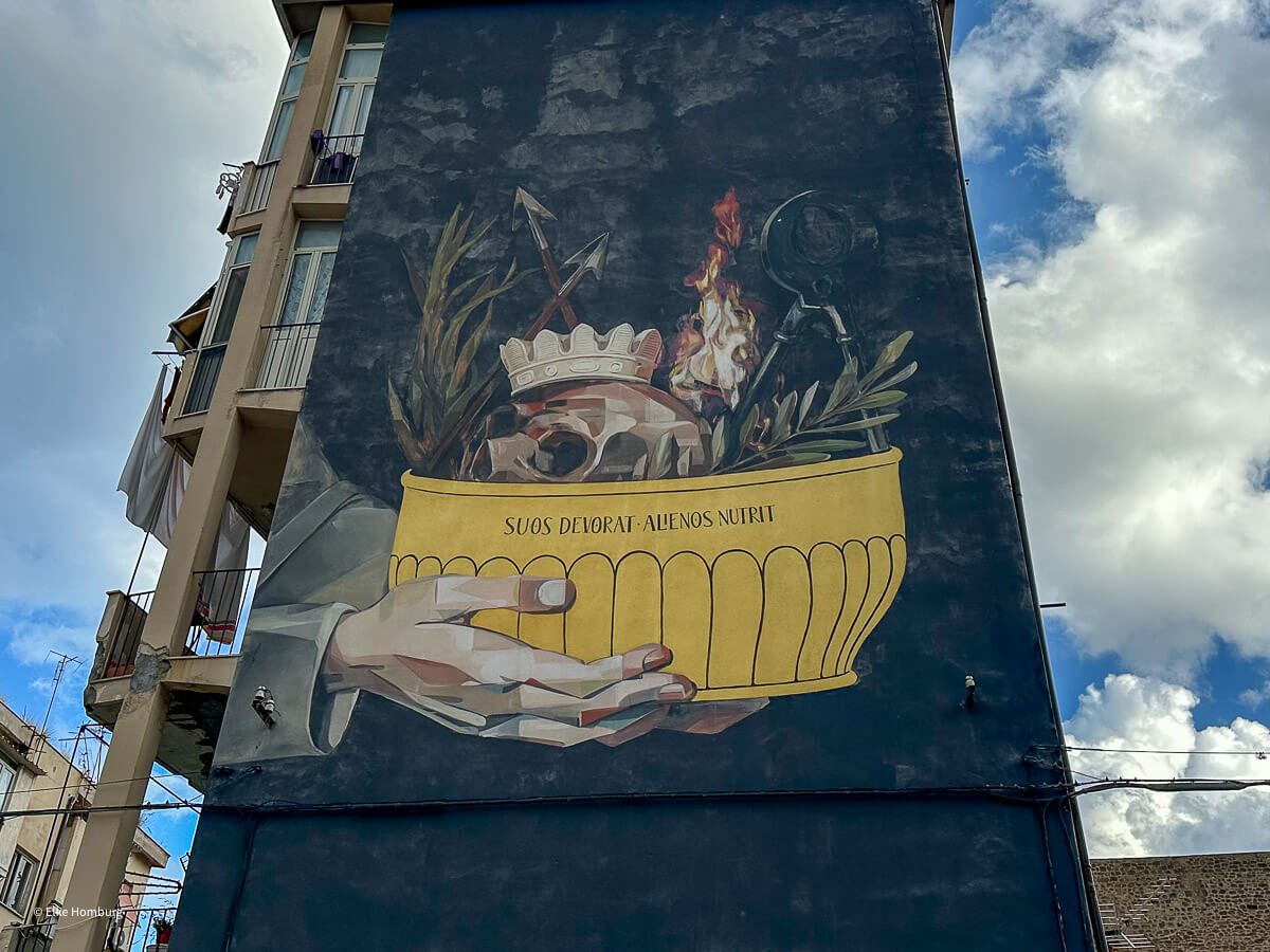 Mural, das eine Schale mit Königskrone zeigt