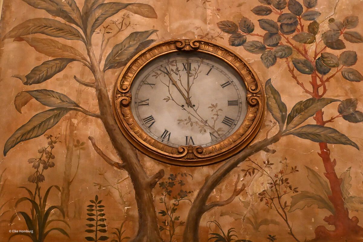 Bemalte Wand eines Palazzo mit Uhr