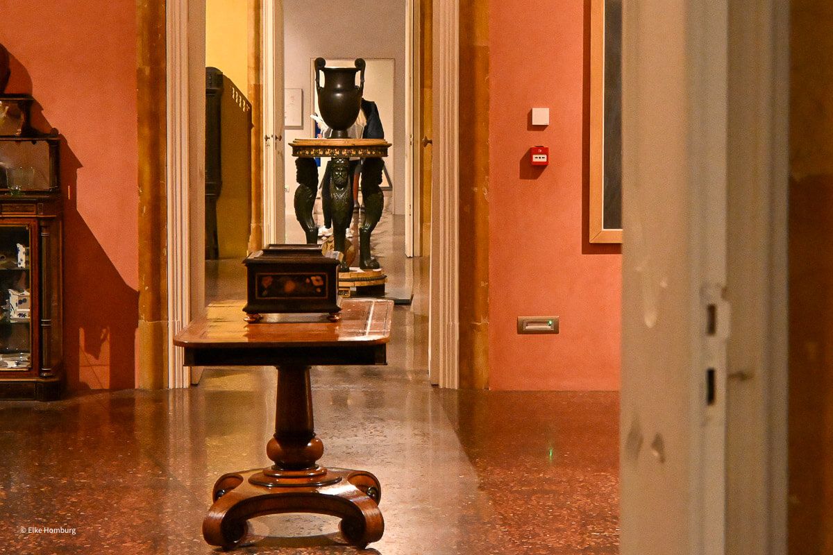 Durchgang eines Palazzo mit Kunstobjekten