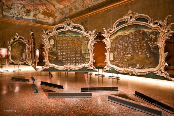 Durchgang eines Palazzo mit barocken Ausstellern
